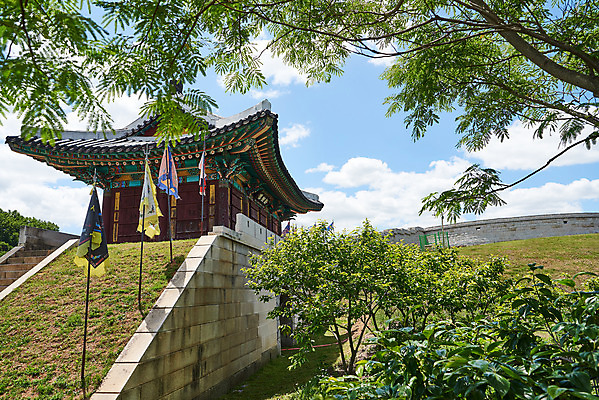 포토 JPG 주간 구름 여행 한국건축 유적지 하늘 나뭇잎 풍경 사람없음 야외 관광지 봄 문화재 성 역사 한국사 강화도 국내여행 명승지 사적지 용진진 국내포토 자연요소 건축물 계절 건축 고건축 잎 인천 파일형식