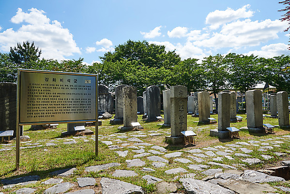 포토 JPG 주간 여행 한국건축 유적지 풍경 사람없음 야외 관광지 봄 문화재 표지판 역사 한국사 강화도 국내여행 명승지 사적지 갑곶돈대 강화비석군 국내포토 자연요소 계절 건축 고건축 알림판 비석 인천 파일형식