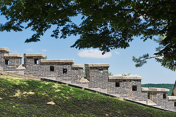 포토 JPG 주간 나무 여행 한국건축 유적지 풍경 사람없음 야외 관광지 봄 문화재 역사 한국사 강화도 국내여행 명승지 사적지 성곽길 갑곶돈대 국내포토 자연요소 식물 계절 건축 길 고건축 인천 파일형식