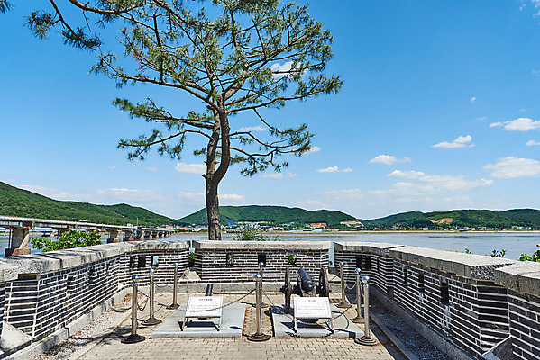 포토 JPG 주간 나무 여행 한국건축 유적지 하늘 풍경 사람없음 야외 관광지 봄 문화재 역사 한국사 강화도 국내여행 명승지 사적지 갑곶돈대 국내포토 자연요소 식물 계절 건축 고건축 인천 파일형식