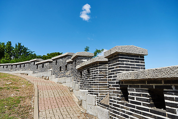 포토 JPG 주간 구름 여행 한국건축 유적지 하늘 풍경 사람없음 야외 관광지 봄 문화재 역사 한국사 강화도 국내여행 명승지 사적지 성곽길 갑곶돈대 국내포토 자연요소 계절 건축 길 고건축 인천 파일형식