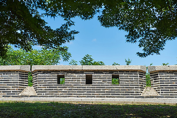 포토 JPG 주간 나무 여행 한국건축 유적지 풍경 사람없음 야외 관광지 봄 문화재 역사 한국사 강화도 국내여행 명승지 사적지 성곽길 갑곶돈대 국내포토 자연요소 식물 계절 건축 길 고건축 인천 파일형식