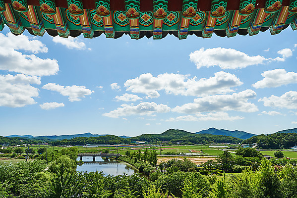 포토 JPG 주간 구름 여행 한국건축 유적지 하늘 풍경 사람없음 야외 관광지 봄 문화재 역사 한국사 강화도 국내여행 명승지 사적지 지붕처마 갑곶돈대 국내포토 자연요소 계절 건축 고건축 지붕 처마 인천 파일형식