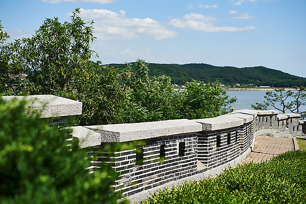 포토 JPG 주간 나무 여행 한국건축 유적지 풍경 사람없음 야외 관광지 봄 문화재 역사 한국사 강화도 국내여행 명승지 사적지 성곽길 갑곶돈대 국내포토 자연요소 식물 계절 건축 길 고건축 인천 파일형식