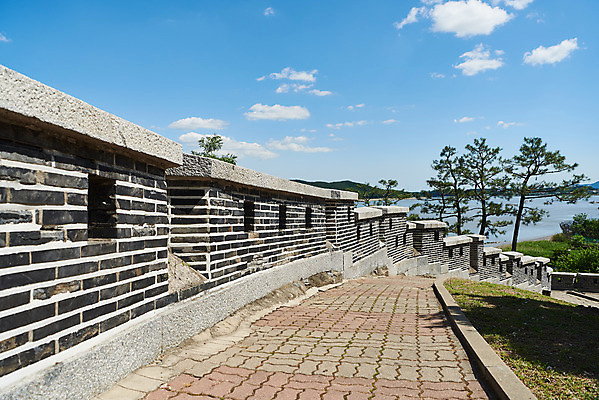 포토 JPG 주간 구름 여행 한국건축 유적지 하늘 풍경 사람없음 야외 관광지 봄 문화재 역사 한국사 강화도 국내여행 명승지 사적지 성곽길 갑곶돈대 국내포토 자연요소 계절 건축 길 고건축 인천 파일형식