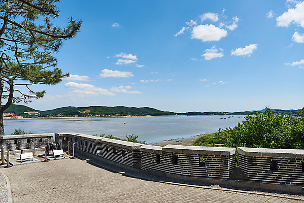 포토 JPG 주간 나무 구름 여행 한국건축 유적지 하늘 풍경 사람없음 야외 관광지 봄 문화재 역사 한국사 강화도 국내여행 명승지 사적지 갑곶돈대 국내포토 자연요소 식물 계절 건축 고건축 인천 파일형식