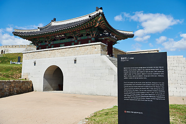 포토 JPG 주간 구름 여행 한국건축 유적지 하늘 풍경 사람없음 야외 관광지 봄 문화재 표지판 성 역사 한국사 강화도 국내여행 명승지 사적지 월곶진 국내포토 자연요소 건축물 계절 건축 고건축 알림판 인천 파일형식