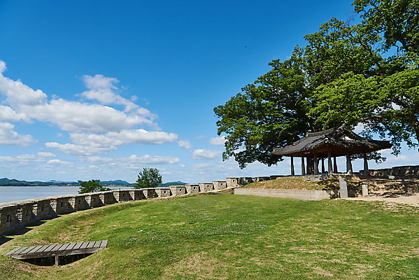 포토 JPG 주간 나무 구름 여행 한국건축 유적지 하늘 풍경 사람없음 야외 관광지 봄 문화재 역사 한국사 정자 강화도 국내여행 명승지 사적지 월곶진 연미정 국내포토 자연요소 식물 건축물 계절 건축 고건축 정자_건축물 인천 파일형식