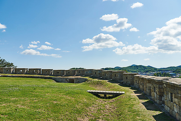 포토 JPG 주간 구름 여행 한국건축 유적지 하늘 풍경 사람없음 야외 관광지 봄 문화재 역사 한국사 강화도 국내여행 명승지 사적지 성곽길 월곶진 국내포토 자연요소 계절 건축 길 고건축 인천 파일형식