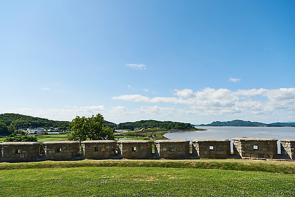 포토 JPG 주간 구름 여행 한국건축 유적지 하늘 풍경 사람없음 야외 관광지 봄 문화재 역사 한국사 강화도 국내여행 명승지 사적지 성곽길 월곶진 국내포토 자연요소 계절 건축 길 고건축 인천 파일형식