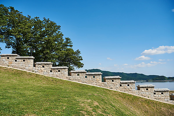 포토 JPG 주간 나무 구름 여행 한국건축 유적지 하늘 풍경 사람없음 야외 관광지 봄 문화재 역사 한국사 강화도 국내여행 명승지 사적지 성곽길 월곶진 국내포토 자연요소 식물 계절 건축 길 고건축 인천 파일형식