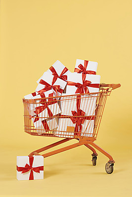 포토 JPG 스튜디오촬영 리본 실내 선물 사람없음 선물상자 쇼핑 상자 노란색 여러개 쇼핑카 노란배경 국내포토 컬러 다수 백그라운드 내부 카트 파일형식