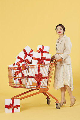포토 JPG 스튜디오촬영 전신 여자 리본 실내 선물 한명 서기 20대 성인 옆모습 쇼핑 상자 노란색 쇼핑카 한국인 노란배경 성인여자한명만 국내포토 1 뷰포인트 컬러 백그라운드 모션 사람 동양인 청년 내부 카트 여자한명만 성인여자만 파일형식