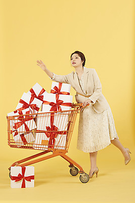 포토 JPG 스튜디오촬영 전신 여자 리본 실내 선물 한명 서기 20대 성인 옆모습 쇼핑 상자 노란색 쇼핑카 한국인 잡기 손뻗기 노란배경 성인여자한명만 국내포토 1 뷰포인트 컬러 백그라운드 모션 사람 동양인 청년 내부 카트 여자한명만 성인여자만 파일형식