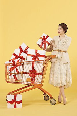 포토 JPG 스튜디오촬영 전신 여자 리본 실내 선물 한명 서기 들기 20대 성인 앞모습 쇼핑 상자 노란색 쇼핑카 한국인 노란배경 성인여자한명만 국내포토 1 뷰포인트 컬러 백그라운드 모션 사람 동양인 청년 내부 카트 여자한명만 성인여자만 파일형식
