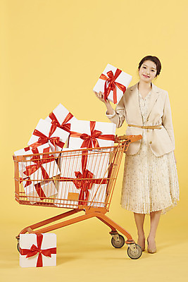 포토 JPG 스튜디오촬영 전신 여자 리본 실내 선물 한명 서기 미소 들기 20대 성인 앞모습 쇼핑 상자 노란색 쇼핑카 한국인 노란배경 성인여자한명만 국내포토 1 뷰포인트 컬러 백그라운드 모션 표정 사람 동양인 청년 내부 카트 여자한명만 성인여자만 파일형식