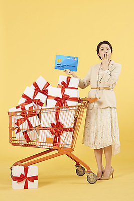 포토 JPG 스튜디오촬영 전신 여자 리본 실내 선물 한명 서기 미소 들기 20대 성인 앞모습 쇼핑 상자 노란색 쇼핑카 한국인 신용카드 노란배경 성인여자한명만 국내포토 1 뷰포인트 컬러 백그라운드 모션 표정 사람 동양인 청년 내부 금융 카트 여자한명만 성인여자만 파일형식