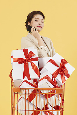 포토 JPG 스튜디오촬영 여자 리본 실내 선물 한명 서기 상반신 20대 성인 옆모습 스마트폰 쇼핑 상자 노란색 쇼핑카 한국인 통화 노란배경 성인여자한명만 국내포토 1 뷰포인트 컬러 백그라운드 모션 사람 동양인 청년 내부 핸드폰 스마트기기 카트 여자한명만 성인여자만 파일형식