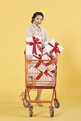포토 JPG 스튜디오촬영 전신 여자 리본 실내 선물 한명 서기 20대 성인 앞모습 스마트폰 쇼핑 상자 노란색 쇼핑카 한국인 노란배경 성인여자한명만 국내포토 1 뷰포인트 컬러 백그라운드 모션 사람 동양인 청년 내부 핸드폰 스마트기기 카트 여자한명만 성인여자만 파일형식