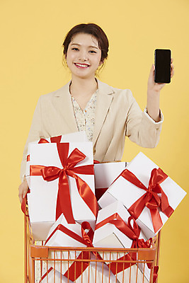 포토 JPG 스튜디오촬영 여자 리본 실내 선물 한명 서기 미소 들기 상반신 20대 성인 앞모습 스마트폰 쇼핑 상자 노란색 쇼핑카 한국인 노란배경 성인여자한명만 국내포토 1 뷰포인트 컬러 백그라운드 모션 표정 사람 동양인 청년 내부 핸드폰 스마트기기 카트 여자한명만 성인여자만 파일형식