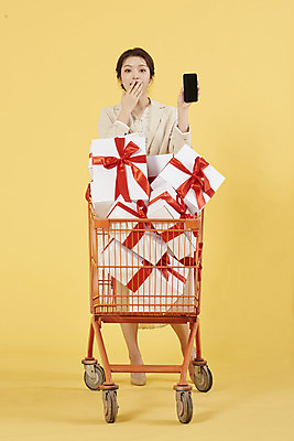 포토 JPG 스튜디오촬영 전신 여자 리본 실내 선물 한명 서기 20대 성인 앞모습 스마트폰 쇼핑 상자 노란색 놀람 쇼핑카 한국인 노란배경 성인여자한명만 국내포토 1 감정 뷰포인트 컬러 백그라운드 모션 표정 사람 동양인 청년 내부 핸드폰 스마트기기 카트 여자한명만 성인여자만 파일형식