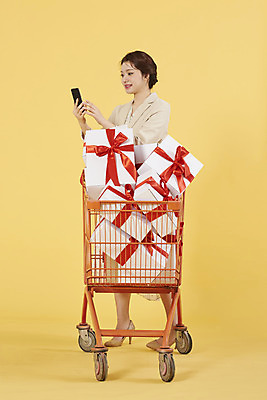 포토 JPG 스튜디오촬영 전신 응시 여자 리본 실내 선물 한명 서기 20대 성인 앞모습 스마트폰 쇼핑 상자 노란색 쇼핑카 한국인 노란배경 성인여자한명만 국내포토 1 시선 뷰포인트 컬러 백그라운드 모션 사람 동양인 청년 내부 핸드폰 스마트기기 카트 여자한명만 성인여자만 파일형식
