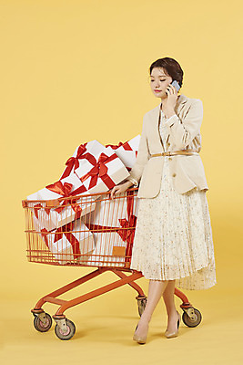 포토 JPG 스튜디오촬영 전신 여자 리본 실내 선물 한명 서기 20대 성인 옆모습 스마트폰 쇼핑 상자 노란색 쇼핑카 한국인 통화 노란배경 성인여자한명만 국내포토 1 뷰포인트 컬러 백그라운드 모션 사람 동양인 청년 내부 핸드폰 스마트기기 카트 여자한명만 성인여자만 파일형식