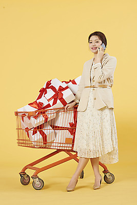 포토 JPG 스튜디오촬영 전신 여자 리본 실내 선물 한명 서기 20대 성인 옆모습 스마트폰 쇼핑 상자 노란색 쇼핑카 한국인 통화 노란배경 성인여자한명만 국내포토 1 뷰포인트 컬러 백그라운드 모션 사람 동양인 청년 내부 핸드폰 스마트기기 카트 여자한명만 성인여자만 파일형식