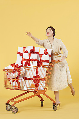 포토 JPG 스튜디오촬영 전신 여자 리본 실내 선물 한명 서기 20대 성인 옆모습 쇼핑 상자 노란색 쇼핑카 한국인 잡기 손뻗기 노란배경 성인여자한명만 국내포토 1 뷰포인트 컬러 백그라운드 모션 사람 동양인 청년 내부 카트 여자한명만 성인여자만 파일형식