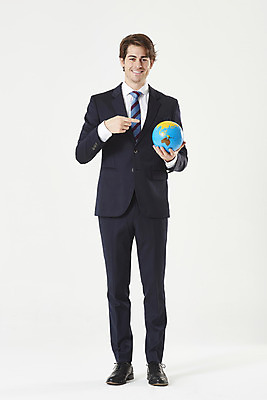 포토 JPG 스튜디오촬영 전신 서양인 외국인 남자 비즈니스 실내 한명 서기 들기 누끼 정장 성인 앞모습 30대 지구본 글로벌비즈니스 가리킴 비즈니스맨 무역 흰배경 성인남자한명만 국내포토 1 옷 산업 뷰포인트 백그라운드 모션 사람 인종 손짓 내부 장년 글로벌 흰색 직장인 남자한명만 성인남자만 파일형식