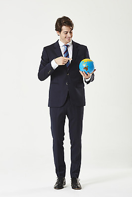 포토 JPG 스튜디오촬영 전신 서양인 외국인 남자 비즈니스 실내 한명 서기 들기 누끼 정장 성인 앞모습 30대 지구본 글로벌비즈니스 가리킴 비즈니스맨 무역 흰배경 성인남자한명만 국내포토 1 옷 산업 뷰포인트 백그라운드 모션 사람 인종 손짓 내부 장년 글로벌 흰색 직장인 남자한명만 성인남자만 파일형식