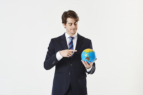 포토 JPG 스튜디오촬영 서양인 외국인 남자 비즈니스 실내 한명 서기 들기 누끼 정장 상반신 성인 앞모습 30대 지구본 글로벌비즈니스 가리킴 비즈니스맨 무역 흰배경 성인남자한명만 국내포토 1 옷 산업 뷰포인트 백그라운드 모션 사람 인종 손짓 내부 장년 글로벌 흰색 직장인 남자한명만 성인남자만 파일형식