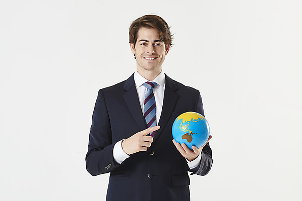 포토 JPG 스튜디오촬영 서양인 외국인 남자 비즈니스 실내 한명 서기 들기 누끼 정장 상반신 성인 앞모습 30대 지구본 글로벌비즈니스 가리킴 비즈니스맨 무역 흰배경 성인남자한명만 국내포토 1 옷 산업 뷰포인트 백그라운드 모션 사람 인종 손짓 내부 장년 글로벌 흰색 직장인 남자한명만 성인남자만 파일형식