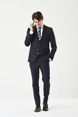 포토 JPG 스튜디오촬영 전신 서양인 외국인 남자 생각 비즈니스 실내 한명 서기 누끼 정장 성인 앞모습 30대 비즈니스맨 고민 흰배경 주머니손 성인남자한명만 국내포토 1 옷 감정 뷰포인트 백그라운드 모션 사람 인종 내부 장년 흰색 직장인 남자한명만 성인남자만 파일형식