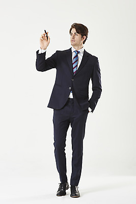 포토 JPG 스튜디오촬영 서양인 외국인 남자 비즈니스 실내 한명 서기 들기 누끼 정장 상반신 성인 앞모습 30대 펜 기록 비즈니스맨 흰배경 주머니손 성인남자한명만 국내포토 1 옷 뷰포인트 백그라운드 모션 사람 인종 내부 장년 필기구 흰색 직장인 남자한명만 성인남자만 파일형식