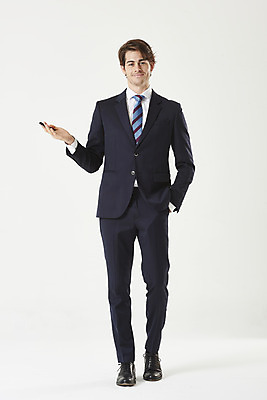 포토 JPG 스튜디오촬영 전신 서양인 외국인 남자 비즈니스 실내 한명 서기 미소 들기 누끼 정장 손짓 성인 앞모습 30대 펜 비즈니스맨 흰배경 주머니손 성인남자한명만 국내포토 1 옷 뷰포인트 백그라운드 모션 표정 사람 인종 내부 장년 필기구 흰색 직장인 남자한명만 성인남자만 파일형식