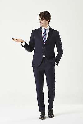 포토 JPG 스튜디오촬영 전신 서양인 외국인 응시 남자 비즈니스 실내 한명 서기 미소 들기 누끼 정장 손짓 성인 앞모습 30대 펜 비즈니스맨 흰배경 주머니손 성인남자한명만 국내포토 1 시선 옷 뷰포인트 백그라운드 모션 표정 사람 인종 내부 장년 필기구 흰색 직장인 남자한명만 성인남자만 파일형식