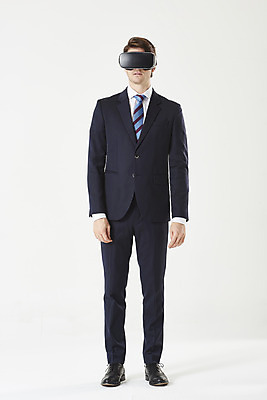 포토 JPG 스튜디오촬영 전신 서양인 외국인 남자 비즈니스 실내 한명 서기 누끼 정장 성인 앞모습 30대 비즈니스맨 흰배경 가상현실 성인남자한명만 VR기기 국내포토 1 옷 뷰포인트 백그라운드 모션 사람 인종 내부 장년 기계 흰색 직장인 남자한명만 성인남자만 파일형식