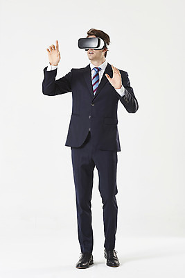 포토 JPG 스튜디오촬영 전신 서양인 외국인 남자 비즈니스 실내 한명 서기 누끼 정장 손짓 성인 앞모습 30대 비즈니스맨 흰배경 가상현실 성인남자한명만 VR기기 국내포토 1 옷 뷰포인트 백그라운드 모션 사람 인종 내부 장년 기계 흰색 직장인 남자한명만 성인남자만 파일형식