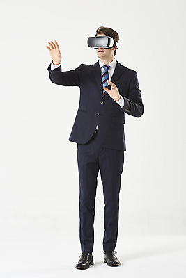 포토 JPG 스튜디오촬영 전신 서양인 외국인 남자 비즈니스 실내 한명 서기 누끼 정장 손짓 성인 앞모습 30대 비즈니스맨 흰배경 가상현실 성인남자한명만 VR기기 국내포토 1 옷 뷰포인트 백그라운드 모션 사람 인종 내부 장년 기계 흰색 직장인 남자한명만 성인남자만 파일형식