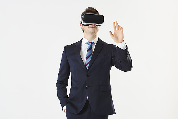 포토 JPG 스튜디오촬영 서양인 외국인 남자 비즈니스 실내 한명 서기 누끼 정장 손짓 상반신 성인 앞모습 30대 터치 비즈니스맨 흰배경 주머니손 가상현실 성인남자한명만 VR기기 국내포토 1 옷 뷰포인트 백그라운드 모션 사람 인종 내부 장년 기계 흰색 직장인 남자한명만 성인남자만 파일형식