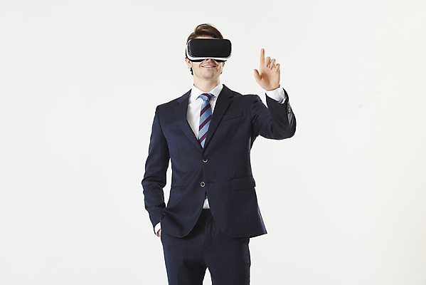 포토 JPG 스튜디오촬영 서양인 외국인 남자 비즈니스 실내 한명 서기 누끼 정장 손짓 상반신 성인 앞모습 30대 터치 비즈니스맨 흰배경 주머니손 가상현실 성인남자한명만 VR기기 국내포토 1 옷 뷰포인트 백그라운드 모션 사람 인종 내부 장년 기계 흰색 직장인 남자한명만 성인남자만 파일형식