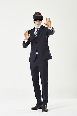 포토 JPG 스튜디오촬영 전신 서양인 외국인 남자 비즈니스 실내 한명 서기 누끼 정장 손짓 성인 앞모습 30대 터치 비즈니스맨 흰배경 가상현실 성인남자한명만 VR기기 국내포토 1 옷 뷰포인트 백그라운드 모션 사람 인종 내부 장년 기계 흰색 직장인 남자한명만 성인남자만 파일형식