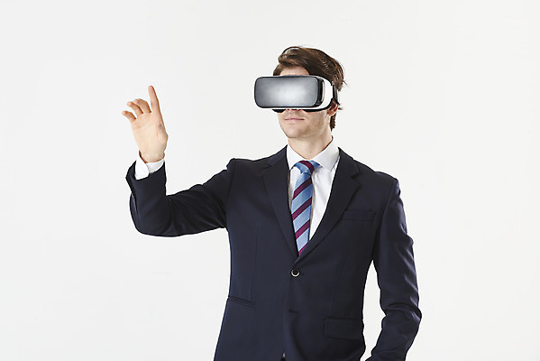 포토 JPG 스튜디오촬영 서양인 외국인 남자 비즈니스 실내 한명 서기 누끼 정장 손짓 상반신 성인 앞모습 30대 터치 비즈니스맨 흰배경 가상현실 성인남자한명만 VR기기 국내포토 1 옷 뷰포인트 백그라운드 모션 사람 인종 내부 장년 기계 흰색 직장인 남자한명만 성인남자만 파일형식