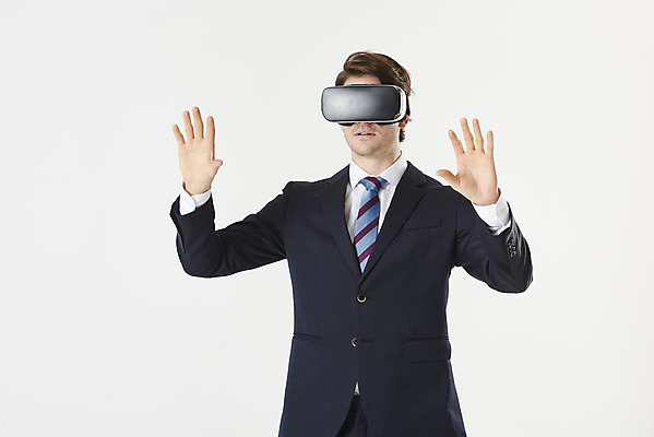 포토 JPG 스튜디오촬영 서양인 외국인 남자 비즈니스 실내 한명 서기 누끼 정장 손짓 상반신 성인 앞모습 30대 터치 비즈니스맨 흰배경 가상현실 성인남자한명만 VR기기 국내포토 1 옷 뷰포인트 백그라운드 모션 사람 인종 내부 장년 기계 흰색 직장인 남자한명만 성인남자만 파일형식