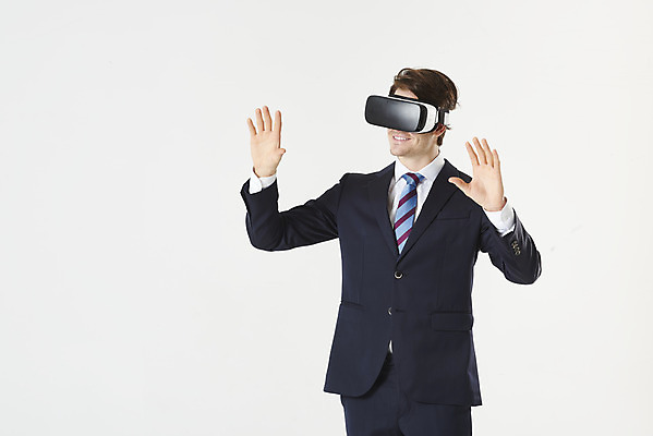 포토 JPG 스튜디오촬영 서양인 외국인 남자 비즈니스 실내 한명 서기 누끼 정장 손짓 상반신 성인 앞모습 30대 터치 비즈니스맨 흰배경 가상현실 성인남자한명만 VR기기 국내포토 1 옷 뷰포인트 백그라운드 모션 사람 인종 내부 장년 기계 흰색 직장인 남자한명만 성인남자만 파일형식