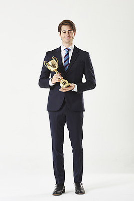 포토 JPG 스튜디오촬영 전신 서양인 외국인 남자 비즈니스 성공 실내 한명 서기 들기 누끼 정장 성인 앞모습 30대 우승 비즈니스맨 트로피 흰배경 성인남자한명만 국내포토 1 옷 뷰포인트 백그라운드 컨셉 모션 사람 인종 내부 장년 흰색 최고 직장인 상_우승 남자한명만 성인남자만 파일형식