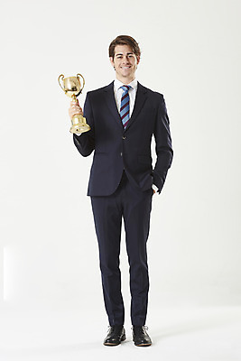 포토 JPG 스튜디오촬영 전신 서양인 외국인 남자 비즈니스 성공 실내 한명 서기 미소 들기 누끼 정장 성인 앞모습 30대 우승 비즈니스맨 트로피 흰배경 주머니손 성인남자한명만 국내포토 1 옷 뷰포인트 백그라운드 컨셉 모션 표정 사람 인종 내부 장년 흰색 최고 직장인 상_우승 남자한명만 성인남자만 파일형식