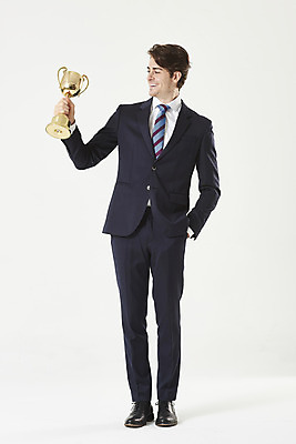 포토 JPG 스튜디오촬영 전신 서양인 외국인 응시 남자 비즈니스 성공 실내 한명 서기 미소 들기 누끼 정장 성인 앞모습 30대 우승 비즈니스맨 트로피 흰배경 주머니손 성인남자한명만 국내포토 1 시선 옷 뷰포인트 백그라운드 컨셉 모션 표정 사람 인종 내부 장년 흰색 최고 직장인 상_우승 남자한명만 성인남자만 파일형식