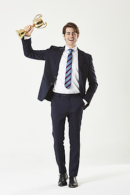 포토 JPG 스튜디오촬영 전신 서양인 외국인 남자 비즈니스 성공 실내 한명 서기 미소 들기 누끼 정장 성인 앞모습 30대 우승 비즈니스맨 트로피 흰배경 주머니손 성인남자한명만 국내포토 1 옷 뷰포인트 백그라운드 컨셉 모션 표정 사람 인종 내부 장년 흰색 최고 직장인 상_우승 남자한명만 성인남자만 파일형식
